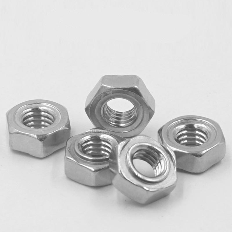 Écrous à souder hexagonaux