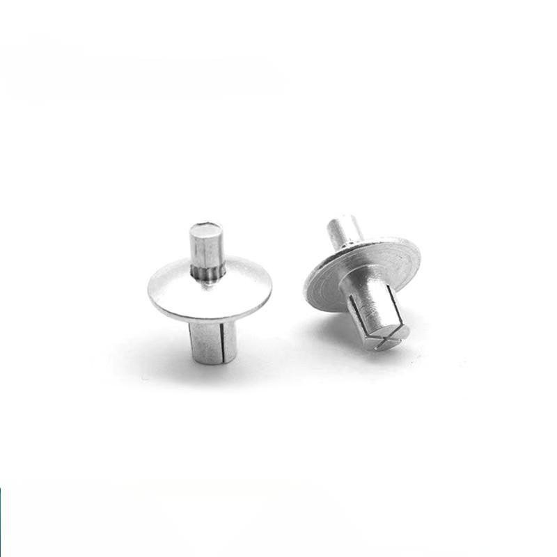 Rivet pénétrant du noyau multi-matériaux